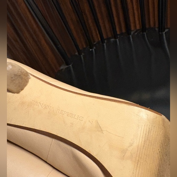 Banana republic neutral beige round toe heels shoes pumps size 7 - Picture 5 of 6